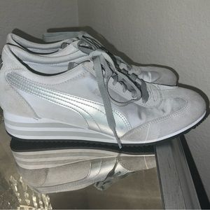 Hardly worn cute Puma platform tennis shoe